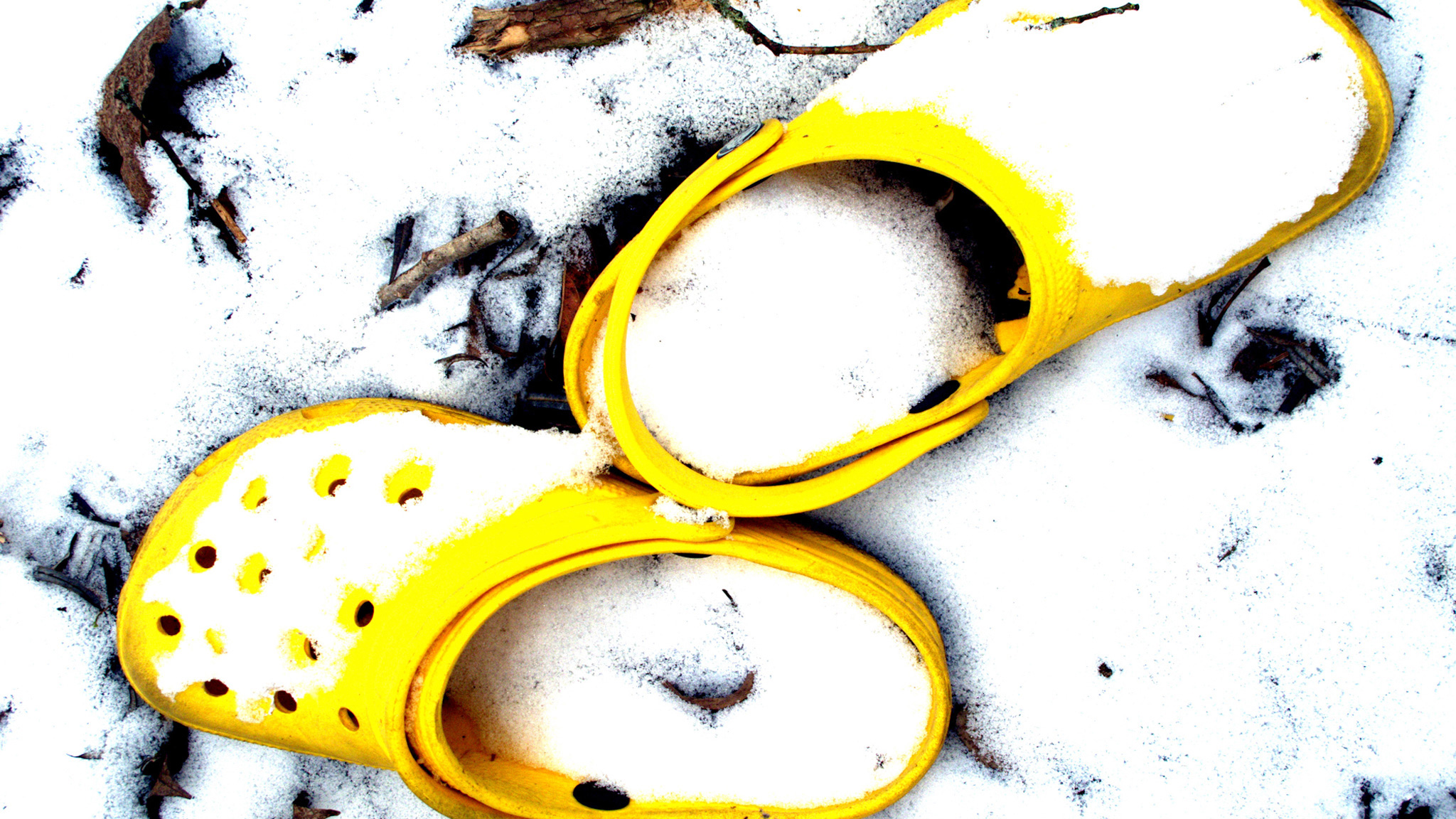 verlassene Schuhe im Schnee