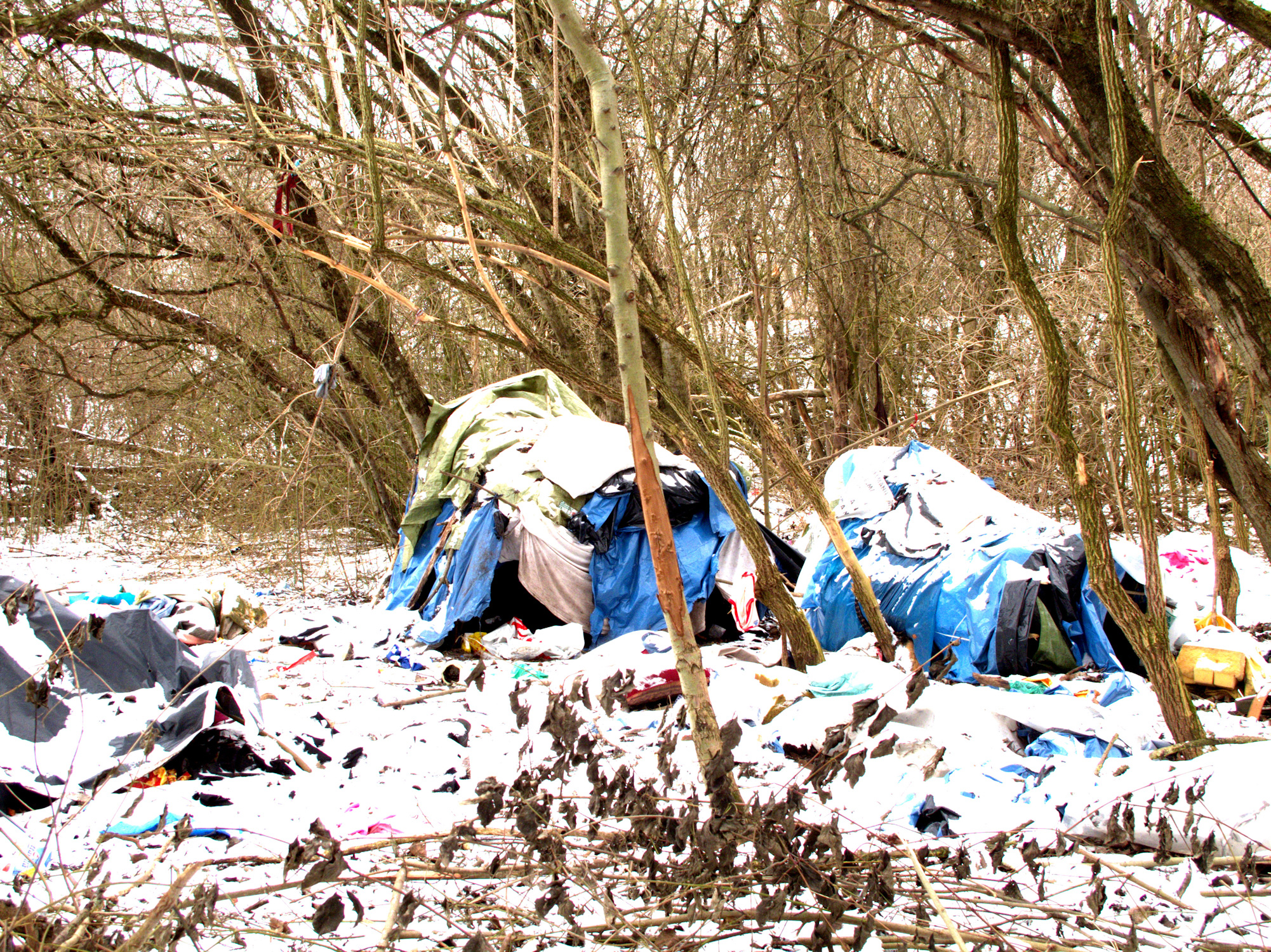 verlassene Zelte im Schnee