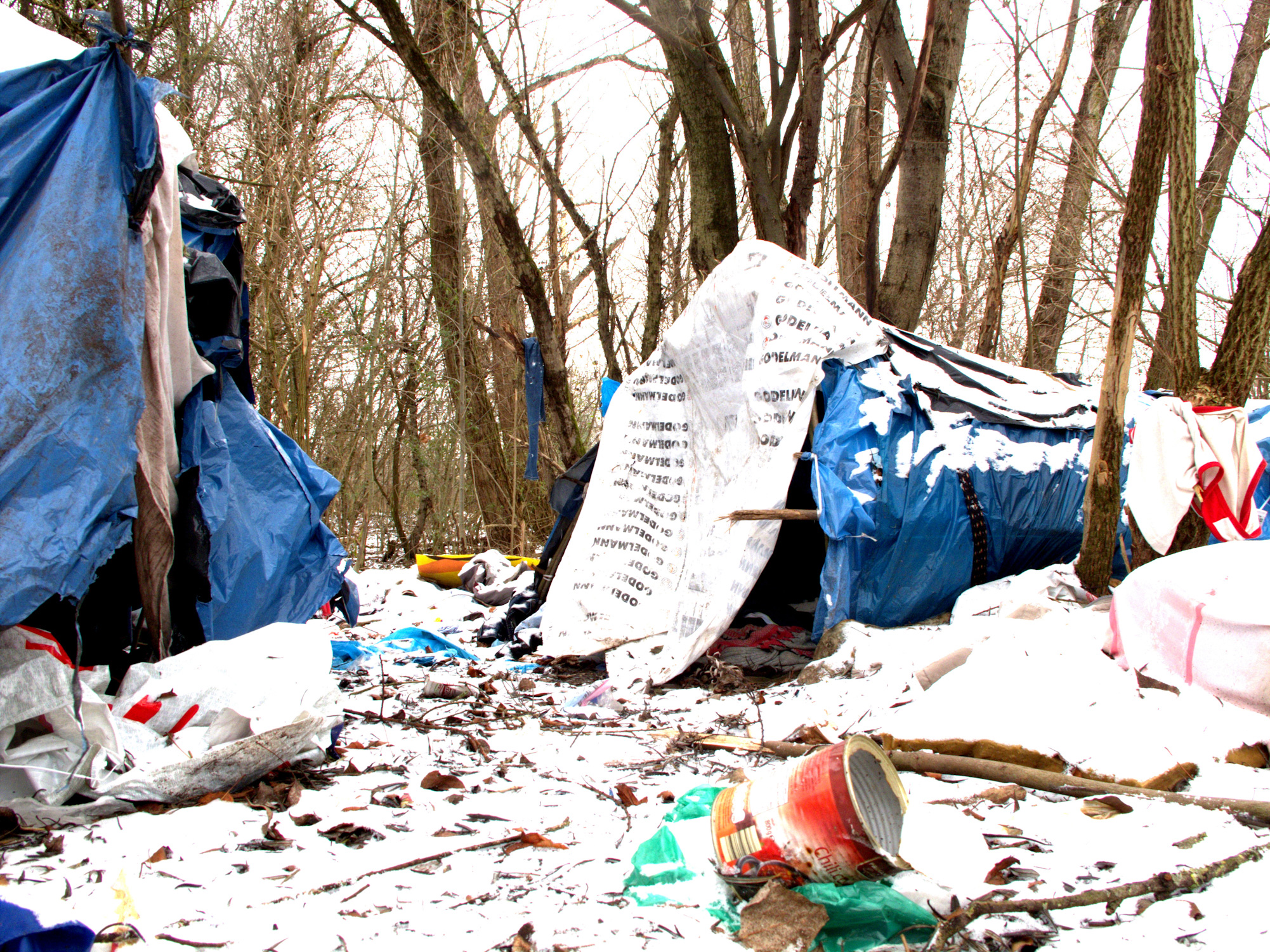 verlassene Zelte und Müll im Schnee