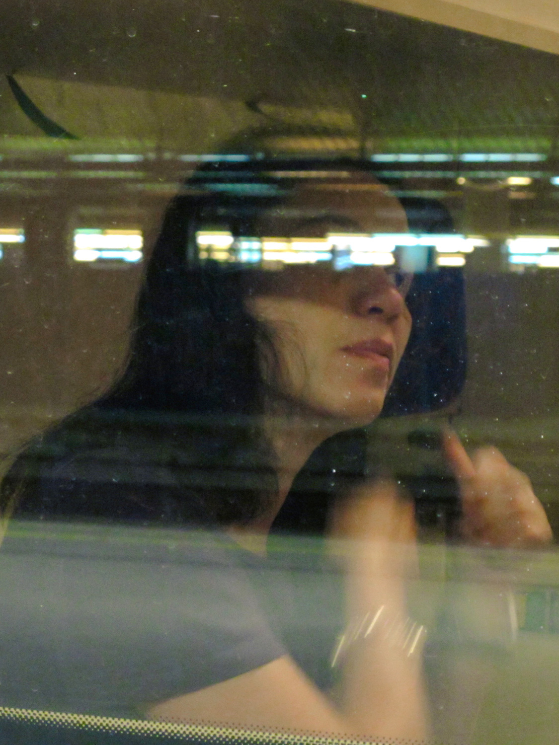 eine Frau in der U-Bahn