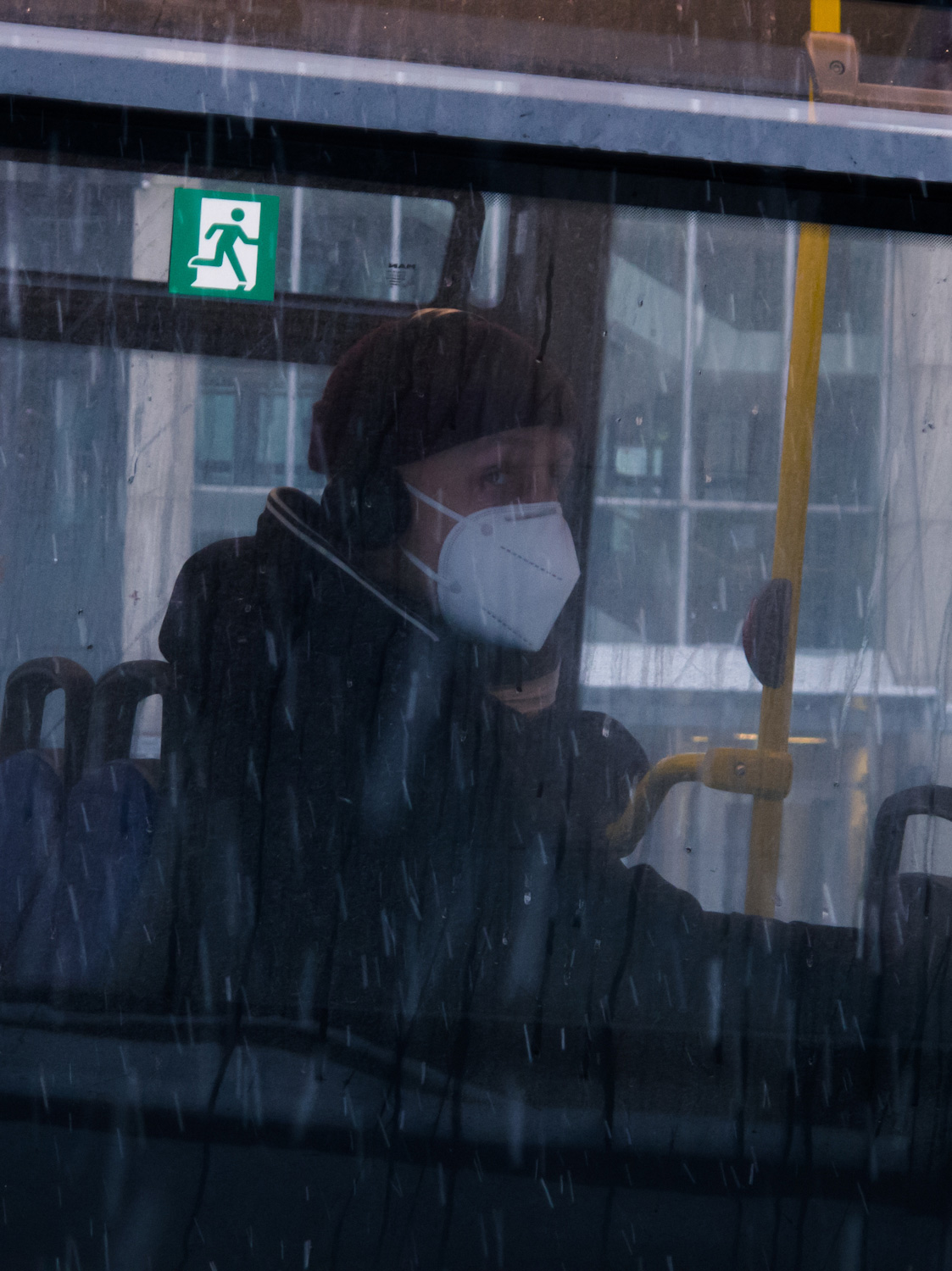 eine Frau mit FFP2-Maske im Bus