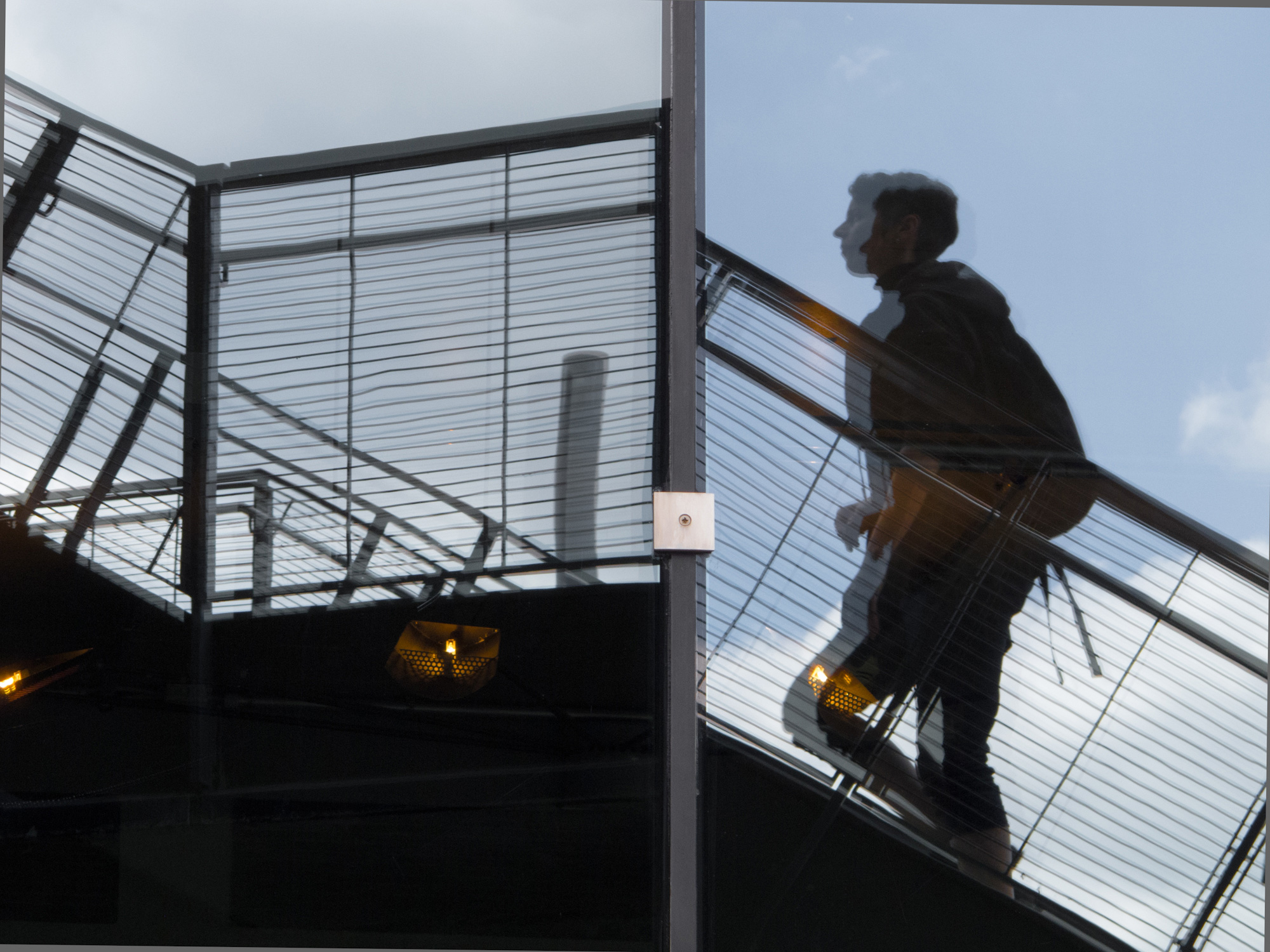 ein junger Mann steigt die S-Bahn-Stations-Treppe hinauf
